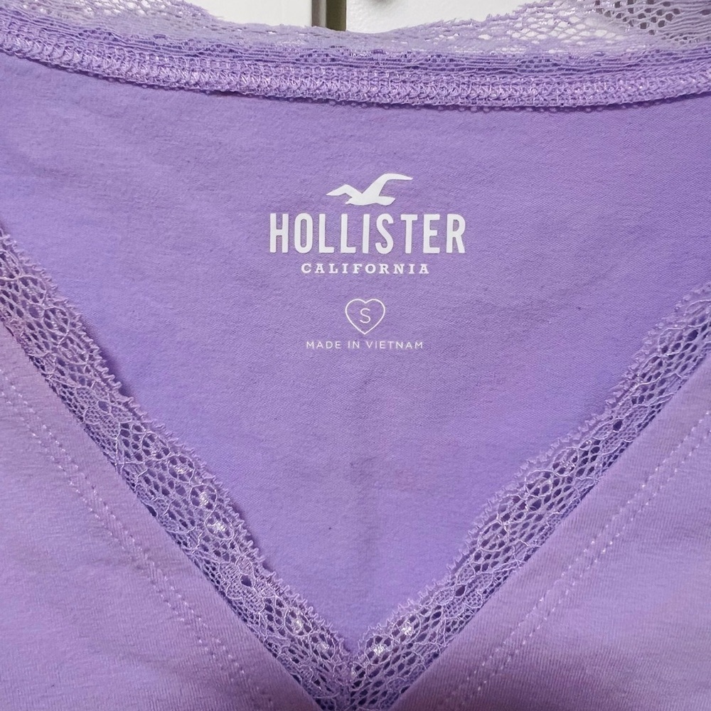 Hollister Women's Lavender Lace Trim Tee - Picture 2 of 3